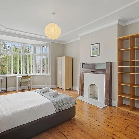 5br House, Ideal For Groups, Parking, Sleeps 10 Manchester
