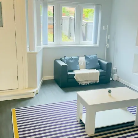 #185 Urban Retreat - Sleeps 5 *