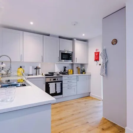 Modern 3-bed House | Pool Table | Free Parking Tatil Evi