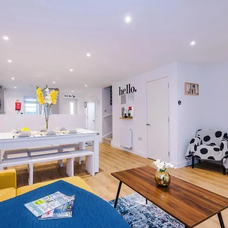 Modern 3-bed House | Pool Table | Free Parking Tatil Evi