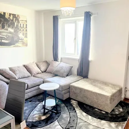 Spacious House With Parking *
