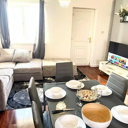 Spacious House With Parking *