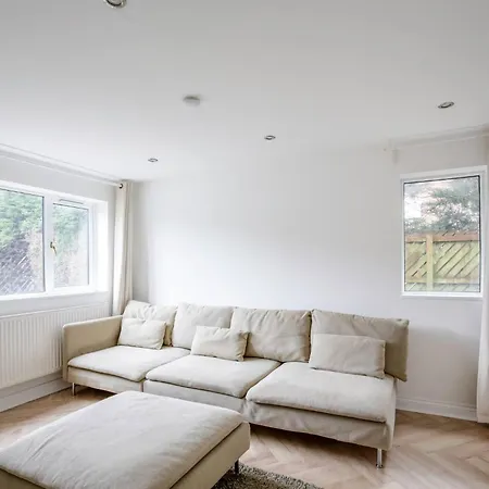 4 Bdrm House, Parking, Patio Garden *