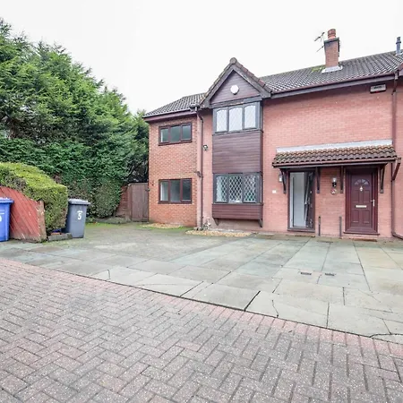 4 Bdrm House, Parking, Patio Garden *