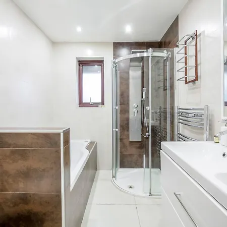 4 Bdrm House, Parking, Patio Garden Manchester