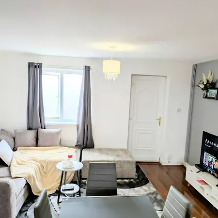 Spacious House With Parking Casa de Férias Manchester