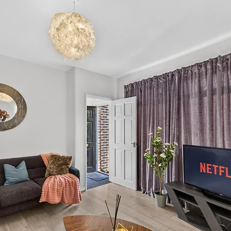 Tatil Evi Briarwood Modern 2 Bed House - Games Room, Free Parking, Fast Tram To Centre, Etihad & Fast Wifi! Manchester