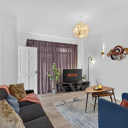 Briarwood Modern 2 Bed House - Games Room, Free Parking, Fast Tram To Centre, Etihad & Fast Wifi! Tatil Evi
