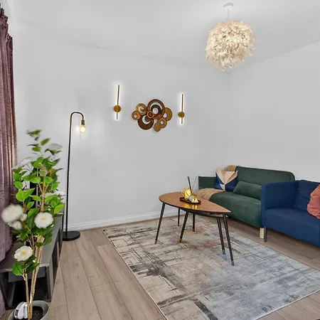 Tatil Evi Briarwood Modern 2 Bed House - Games Room, Free Parking, Fast Tram To Centre, Etihad & Fast Wifi! Manchester