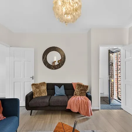 Tatil Evi Briarwood Modern 2 Bed House - Games Room, Free Parking, Fast Tram To Centre, Etihad & Fast Wifi! Manchester