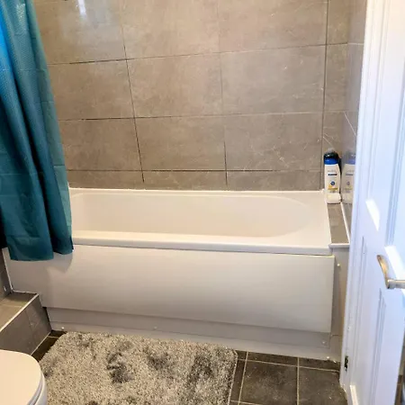 Spacious House With Parking * Manchester