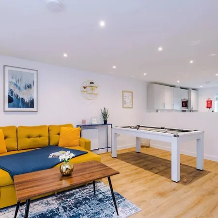 Modern 3-bed House | Pool Table | Free Parking Tatil Evi