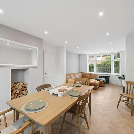 Spacious & Modern Home In Chorlton Manchester - Sleeps 5 Guests & Free Parking