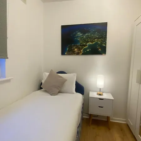 Comfortable 3-bed Terrace - *