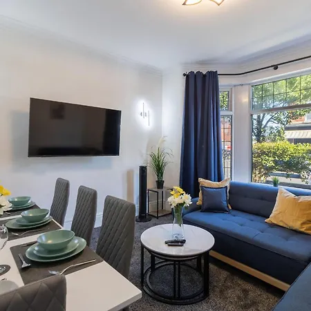 5 Bedroom House In Stretford, Manchester-sleeps Up To 13! Nyaraló *