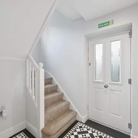 Spacious & Modern Home In Chorlton Manchester - Sleeps 5 Guests & Free Parking Дом отдыха Манчестер