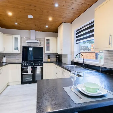 5 Bedroom House In Stretford, Manchester-sleeps Up To 13! *