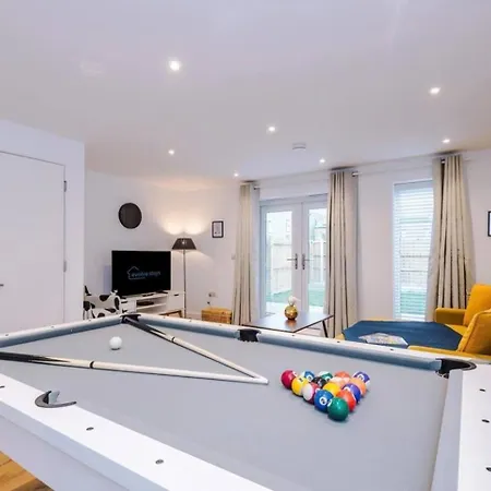 Tatil Evi Modern 3-bed House | Pool Table | Free Parking Manchester