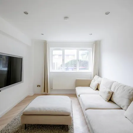 Feriehus 4 Bdrm House, Parking, Patio Garden