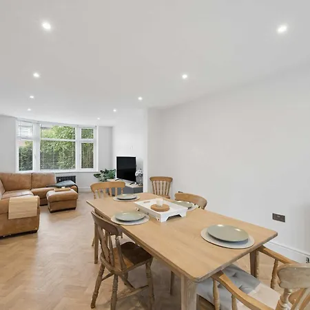 Spacious & Modern Home In Chorlton Manchester - Sleeps 5 Guests & Free Parking
