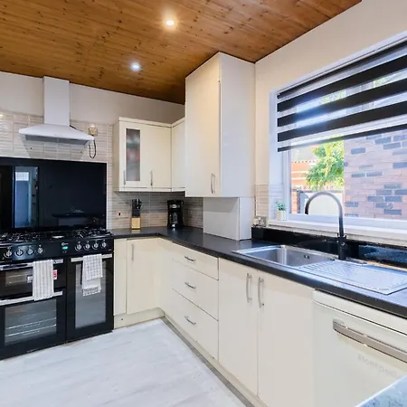 5 Bedroom House In Stretford, Manchester-sleeps Up To 13! Nyaraló Manchester
