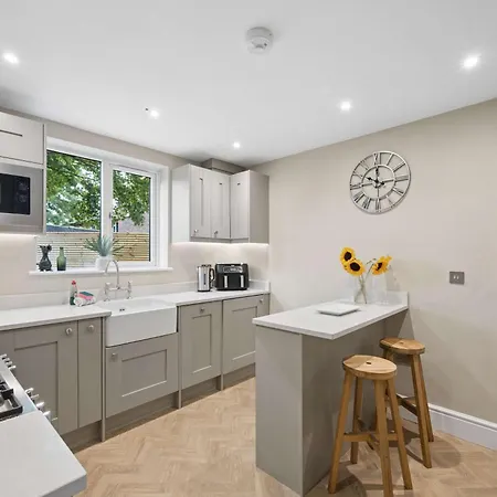 Spacious & Modern Home In Chorlton Manchester - Sleeps 5 Guests & Free Parking
