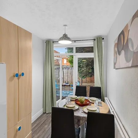 Tatil Evi Briarwood Modern 2 Bed House - Games Room, Free Parking, Fast Tram To Centre, Etihad & Fast Wifi! *