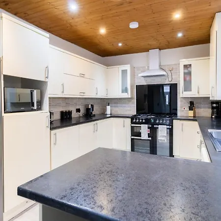 5 Bedroom House In Stretford, Manchester-sleeps Up To 13! Feriehus Manchester