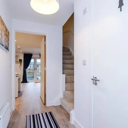 Modern 3-bed House | Pool Table | Free Parking Tatil Evi