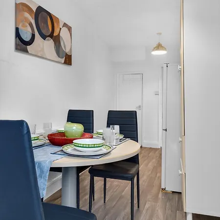Briarwood Modern 2 Bed House - Games Room, Free Parking, Fast Tram To Centre, Etihad & Fast Wifi! Tatil Evi Manchester