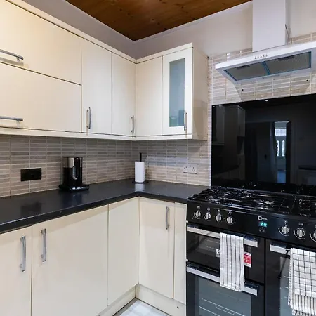 5 Bedroom House In Stretford, Manchester-sleeps Up To 13! Nyaraló