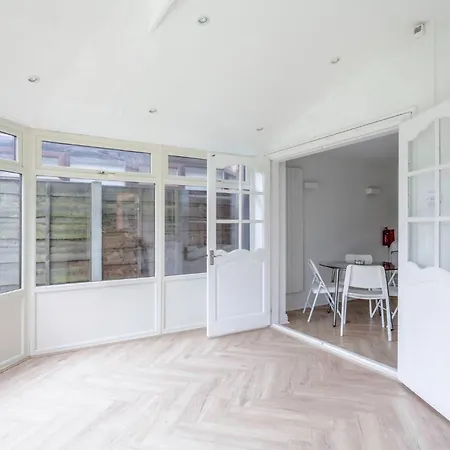 4 Bdrm House, Parking, Patio Garden Manchester