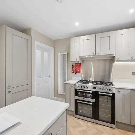 Spacious & Modern Home In Chorlton Manchester - Sleeps 5 Guests & Free Parking