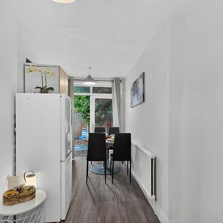 Briarwood Modern 2 Bed House - Games Room, Free Parking, Fast Tram To Centre, Etihad & Fast Wifi!