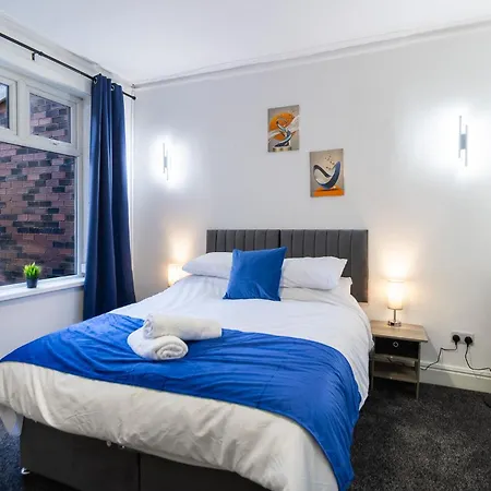 5 Bedroom House In Stretford, Manchester-sleeps Up To 13! Nyaraló *