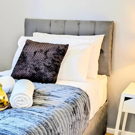 Spacious House With Parking Nyaraló Manchester