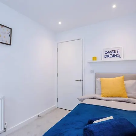 Modern 3-bed House | Pool Table | Free Parking Manchester