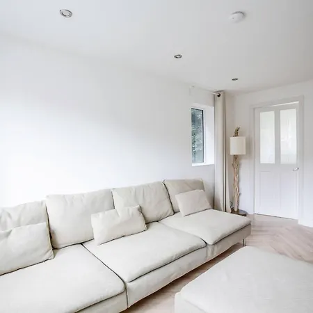 4 Bdrm House, Parking, Patio Garden
