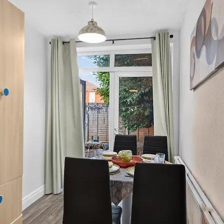 Tatil Evi Briarwood Modern 2 Bed House - Games Room, Free Parking, Fast Tram To Centre, Etihad & Fast Wifi! *