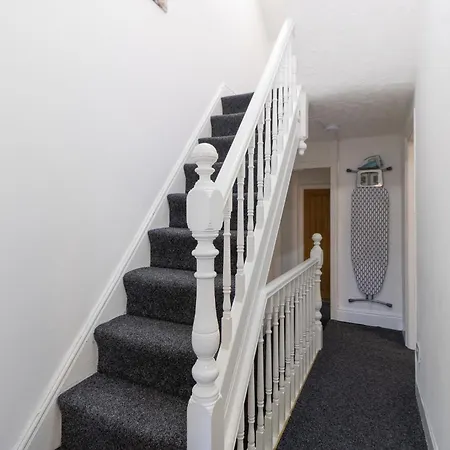 5 Bedroom House In Stretford, Manchester-sleeps Up To 13! Nyaraló Manchester