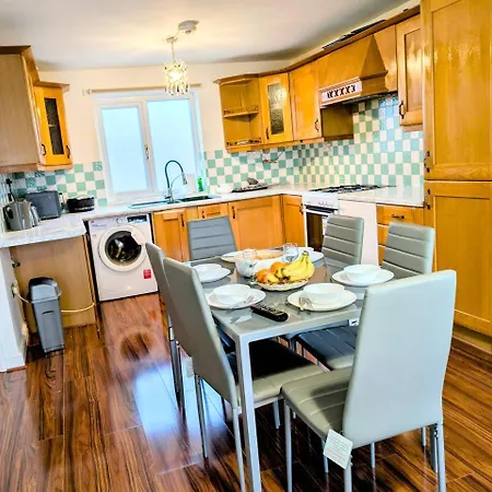 Nyaraló Spacious House With Parking *