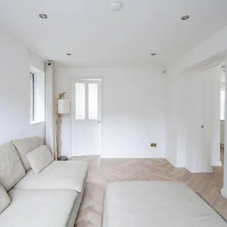 4 Bdrm House, Parking, Patio Garden *
