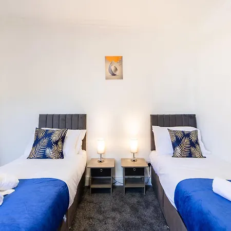 5 Bedroom House In Stretford, Manchester-sleeps Up To 13! * Manchester