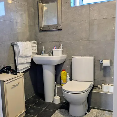 Spacious House With Parking *