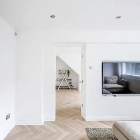 4 Bdrm House, Parking, Patio Garden Tatil Evi Manchester