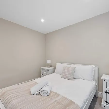 Дом отдыха Spacious & Modern Home In Chorlton Manchester - Sleeps 5 Guests & Free Parking Манчестер