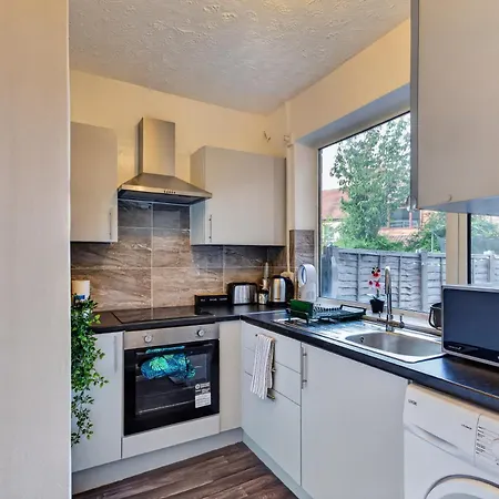 Briarwood Modern 2 Bed House - Games Room, Free Parking, Fast Tram To Centre, Etihad & Fast Wifi! *