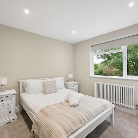 Spacious & Modern Home In Chorlton Manchester - Sleeps 5 Guests & Free Parking