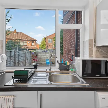 Tatil Evi Briarwood Modern 2 Bed House - Games Room, Free Parking, Fast Tram To Centre, Etihad & Fast Wifi! *