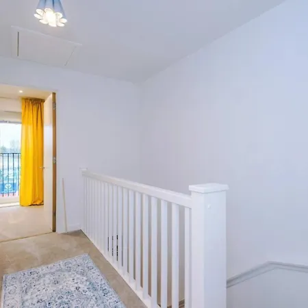 Tatil Evi Modern 3-bed House | Pool Table | Free Parking *